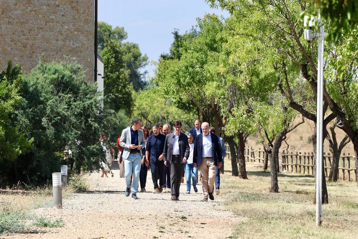 Salvador Illa Roca (@salvadorilla) on Twitter photo Arnes, a la Terra Alta, ha acollit la III Trobada del Govern. Hem fet balanç de la feina feta durant el primer any de mandat, en què hem dibuixat les línies mestres del que volem fer, i hem establert els objectius del nou curs polític. Ara, continuarem centrats a governar. Arnes, a la Terra Alta, ha acollit la III Trobada del Govern. Hem fet balanç de la feina feta durant el primer any de mandat, en què hem dibuixat les línies mestres del que volem fer, i hem establert els objectius del nou curs polític. Ara, continuarem centrats a governar.