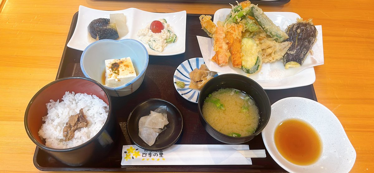 檜原村でランチ🍚

舞茸天1/2・かぼちゃ天1/2と
ごはんを3割程と
冷奴・みそ汁・お漬物・白和え
煮浸しの冬瓜のみ食べた🙂‍↕️

食べ物へのもったいない精神強めだけど
残しても美味しく食べてくれる
相方がいることに感謝ですね..！