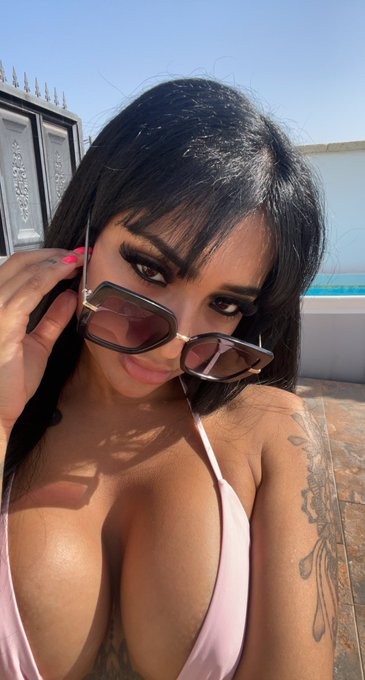 Salut mes doudou 🔥 dans 24h je supprime ce poste 🥺 Rt 🔁 et follow ✅ pour avoir une vidéo hot 🥵🔥 
Dm ouvert 💢
