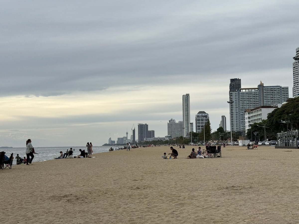 ไม่ได้มาชายหาดพัทยานานมาก โฉมใหม่สวยขึ้นเยอะ! ชายหาดกว้าง น่านั่งชิลล์กว่าเดิมมาก 🏖️☀️ #พัทยา