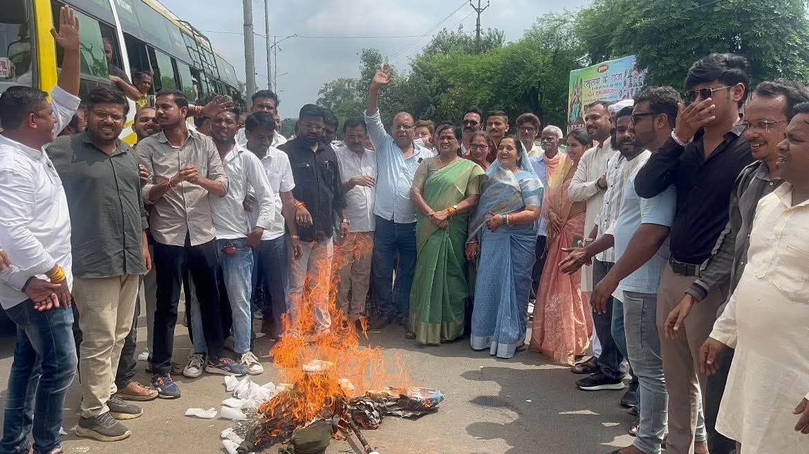 Manish Pardeshi (@manishp88892044) on Twitter photo बिहार के दरभंगा में कांग्रेस नेता राहुल गांधी के स्वागत मंच से देश के प्रधानमंत्री  नरेन्द्र मोदी जी एवं उनकी दिवंगत पूज्य माताजी पर की गई अशोभनीय टिप्पणी के विरोध में आज भाजयुमो नर्मदापुरम द्वारा राहुल गांधी का पुतला दहन  किया गया। 
<a href="/BJP4MP/">BJP Madhya Pradesh</a> 
<a href="/MPBJYM/">BJYM Madhya Pradesh</a> बिहार के दरभंगा में कांग्रेस नेता राहुल गांधी के स्वागत मंच से देश के प्रधानमंत्री  नरेन्द्र मोदी जी एवं उनकी दिवंगत पूज्य माताजी पर की गई अशोभनीय टिप्पणी के विरोध में आज भाजयुमो नर्मदापुरम द्वारा राहुल गांधी का पुतला दहन  किया गया। 
<a href="/BJP4MP/">BJP Madhya Pradesh</a> 
<a href="/MPBJYM/">BJYM Madhya Pradesh</a>