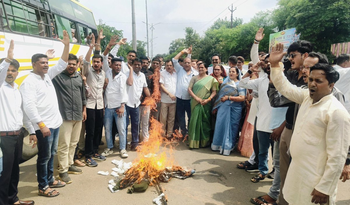 ManishP88892044's tweet image. बिहार के दरभंगा में कांग्रेस नेता राहुल गांधी के स्वागत मंच से देश के प्रधानमंत्री  नरेन्द्र मोदी जी एवं उनकी दिवंगत पूज्य माताजी पर की गई अशोभनीय टिप्पणी के विरोध में आज भाजयुमो नर्मदापुरम द्वारा राहुल गांधी का पुतला दहन  किया गया। 
@BJP4MP 
@MPBJYM