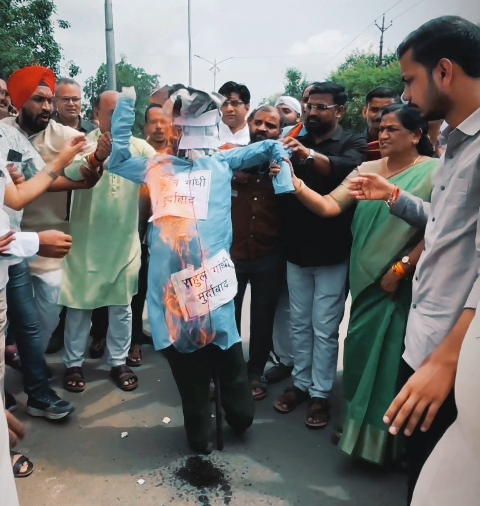 ManishP88892044's tweet image. बिहार के दरभंगा में कांग्रेस नेता राहुल गांधी के स्वागत मंच से देश के प्रधानमंत्री  नरेन्द्र मोदी जी एवं उनकी दिवंगत पूज्य माताजी पर की गई अशोभनीय टिप्पणी के विरोध में आज भाजयुमो नर्मदापुरम द्वारा राहुल गांधी का पुतला दहन  किया गया। 
@BJP4MP 
@MPBJYM