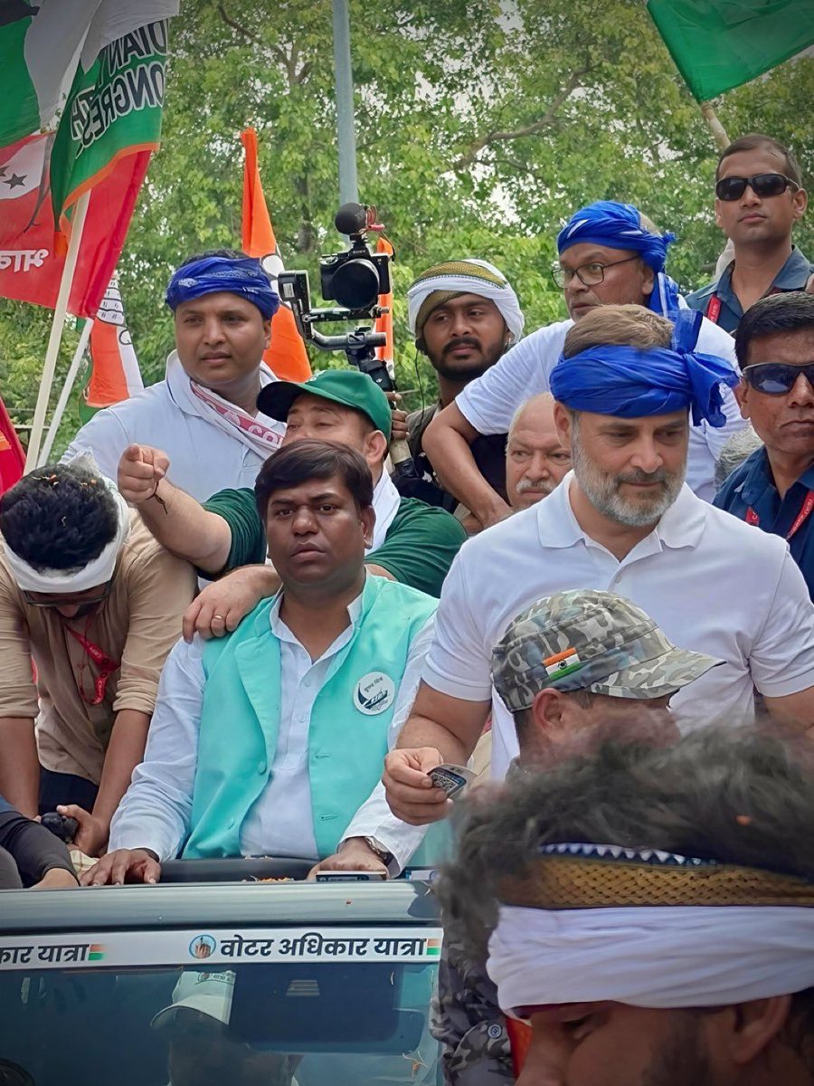 p56916_pandey's tweet image. वाह क्या बात है, सारे चोर एक साथ मिलकर चोरी के खिलाफ आवाज उठा रहे हैं।
भाई हमारे बिहार की जनता को।सब बेवकूफ समझ के बैठे है।
साला समझे में नहीं आता कि की जब UP, तेलंगाना,  कर्नाटक में चुनाव होता है तो evm ठीक होता है, जैसे ही बीजेपी जीते EVM चोर हो जाता है।
खैर पब्लिक सब जानती है।
