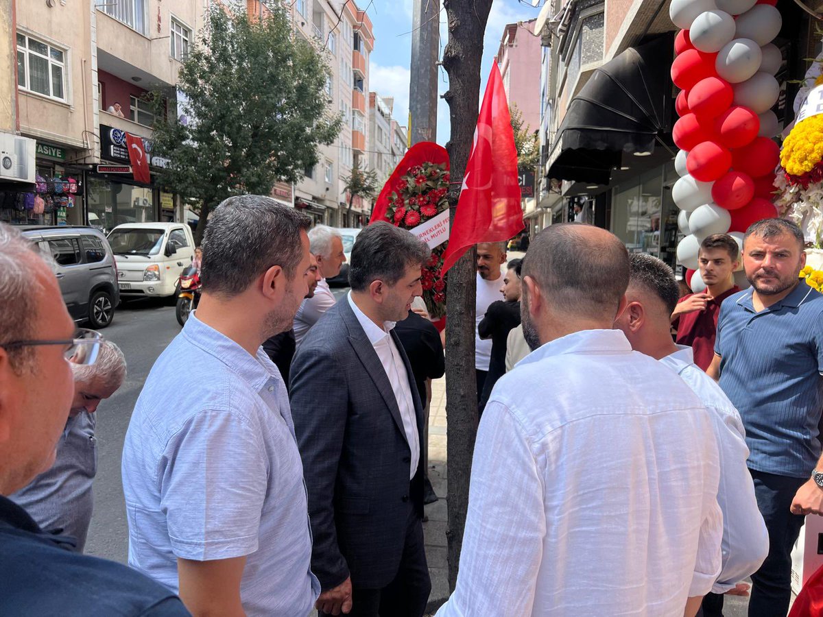 Esenler’de faaliyete başlayan yerli ve milli markamız Wayss Pizza’nın açılışına katılmaktan büyük mutluluk duydum.

Bu vesileyle firma sahipleri Kenan Kılınç Bey ve Arzu Katı Hanımefendi’ye bol bereketli kazançlar diliyorum.
