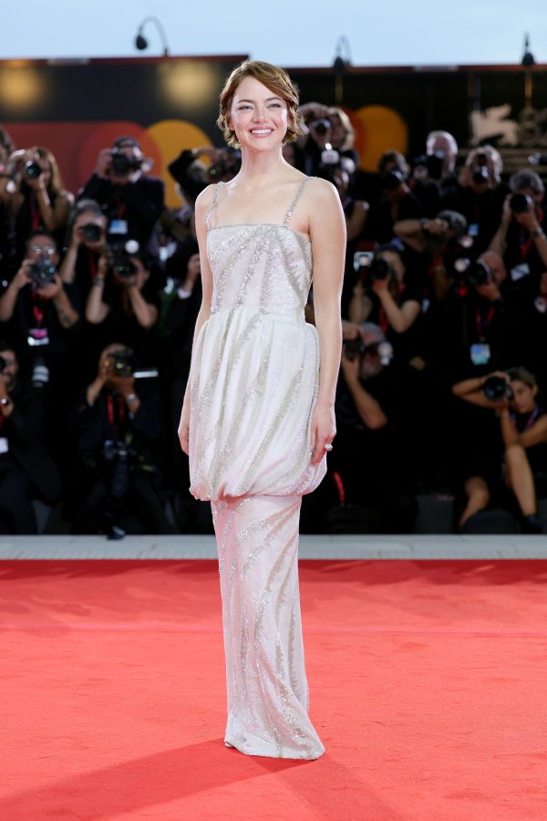 Rosalba Radica (@rosalbaradica) on Twitter photo #EmmaStone ha indossato un look custom made e gioielli <a href="/LouisVuitton/">Louis Vuitton</a> per il Festival del Cinema di Venezia.
#LouisVuitton #VeniceFilmFestival #Bugonia
fashionpress.it/emma-stone-vui… #EmmaStone ha indossato un look custom made e gioielli <a href="/LouisVuitton/">Louis Vuitton</a> per il Festival del Cinema di Venezia.
#LouisVuitton #VeniceFilmFestival #Bugonia
fashionpress.it/emma-stone-vui…