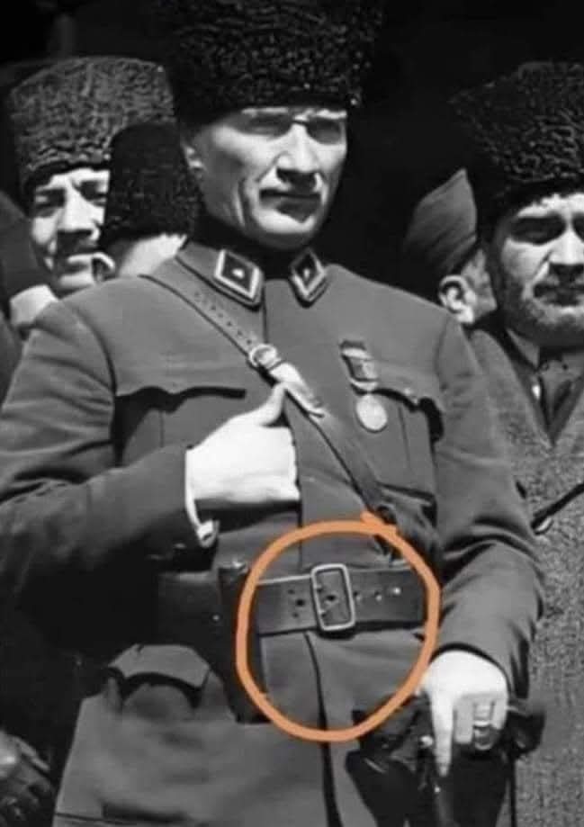 Alın size,itibardan tasarruf..
Dikkatle belindeki kemere bakın; Kemerin derisi tek iğneli tokaya göre yapılmış,ortada tek delik var. Sonra kemer bozulmuş,ancak çift iğneli toka bulabilmiş,deriye yeniden çift delik açmışlar
Kurtuluş Savaşı bu yoklukta kazanıldı.İtibar budur
ATAM🙏