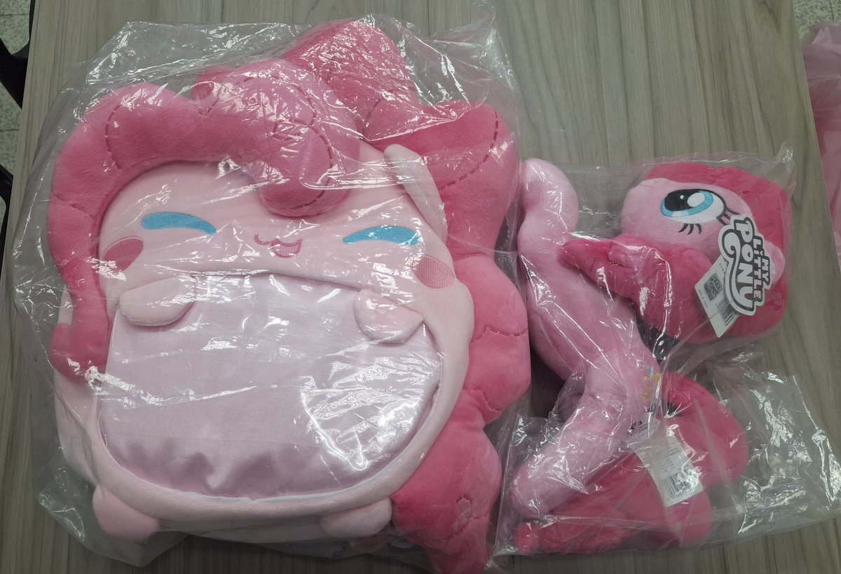 買了痛包跟娃娃
超愛PinkiePie❤️