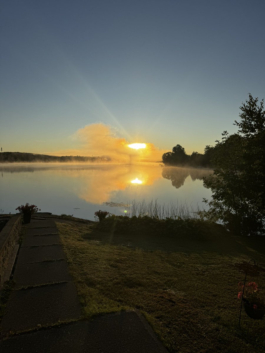It’s the last Saturday of August. A chilly start.
Enjoy this sunrise from Long Lake!
#WhyILoveLakeLiving♥️
