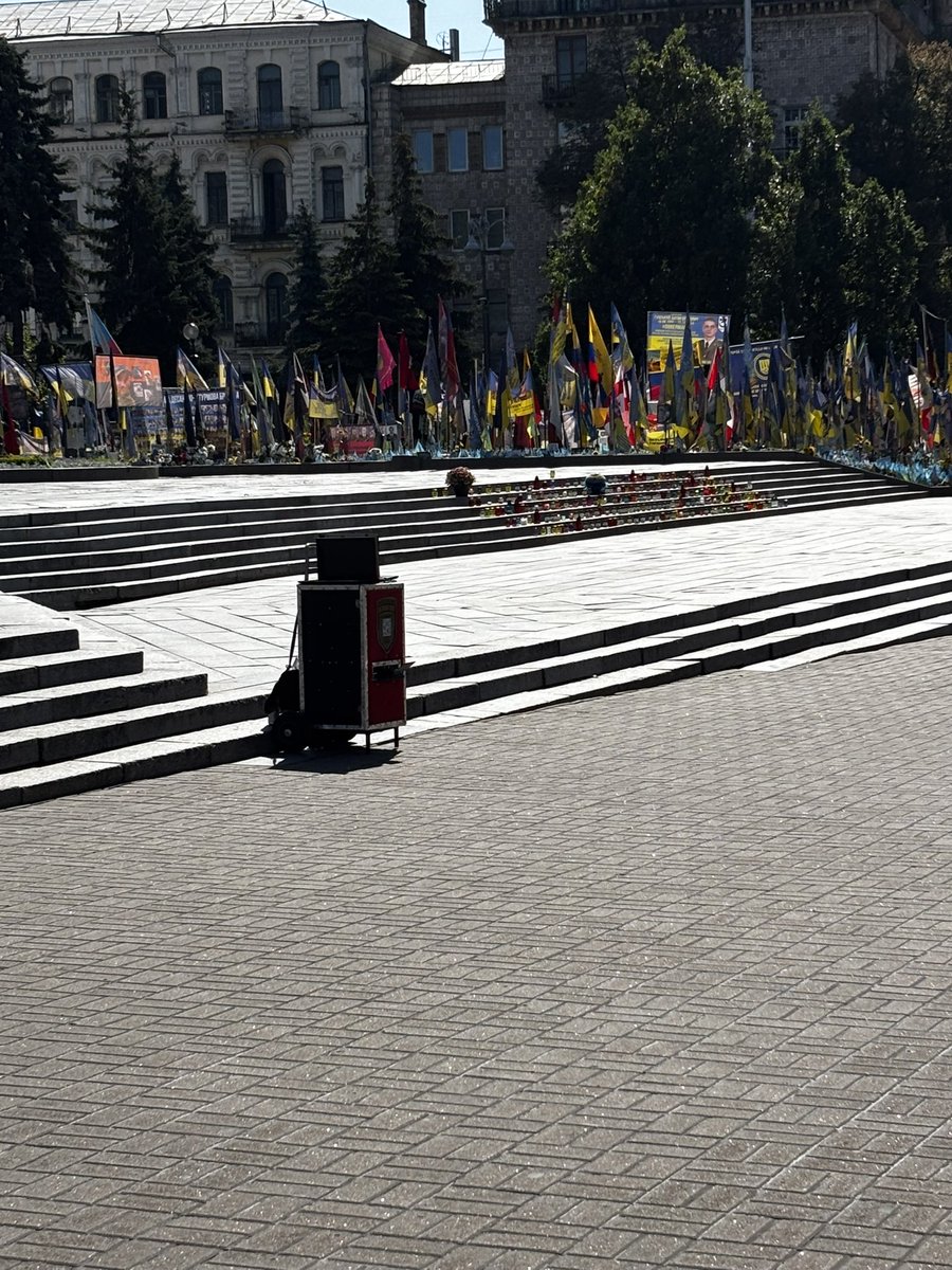 Сука, от шо блять сказати цим недофотографам?
Вони ще й збір наліпили на свою цю будку, думаючи що це їм дає дозвіл робить хуйню на фоні меморіалу народної памʼяті.