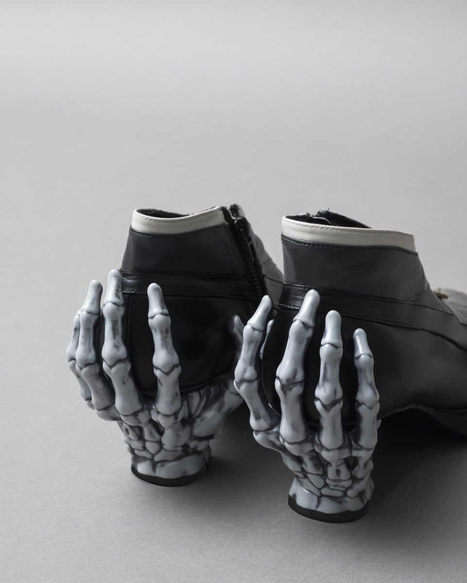 この靴は右足で着物の前合わせが左前になっていて"い、命が終わっている…"ってなる方ももしかするといらっしゃるかもしれないんですけど踵の方が圧倒的に命が終わっていますよろしくお願いします