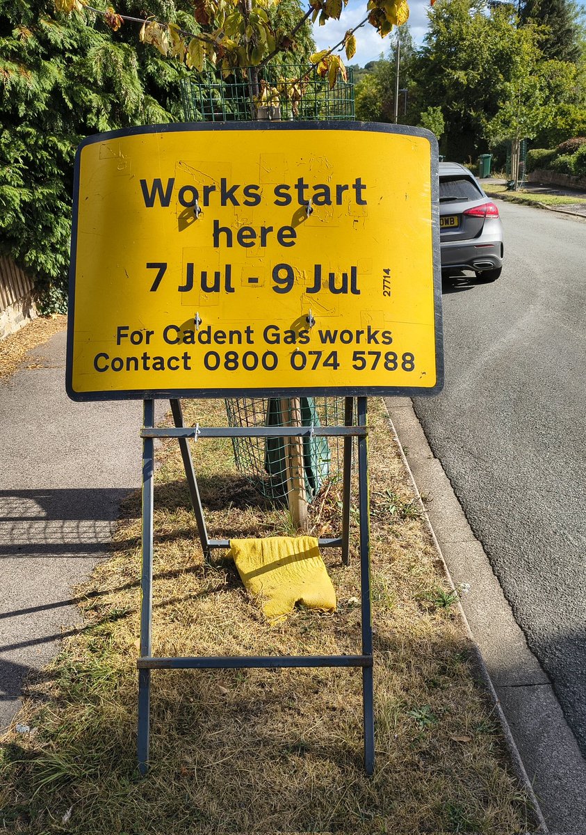 ObserverSanj's tweet photo. Seen on The Drive in Rickmansworth this week. @hertscc @CadentGasLtd ...is this work 2 months late, or 10 months early? https://t.co/aGzGoHDvAs