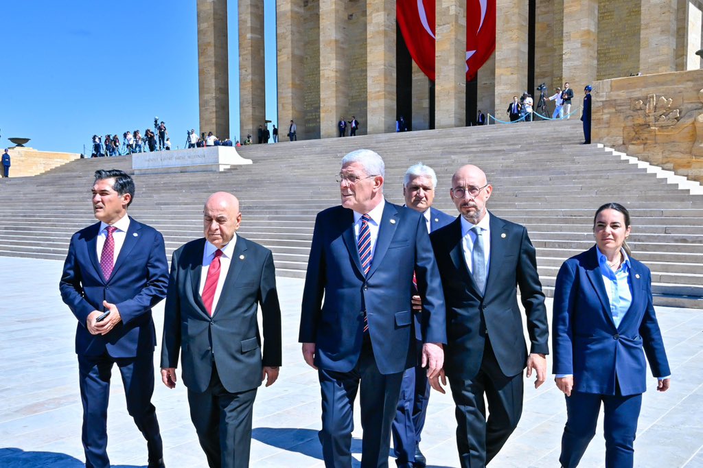 MDervisogluTR's tweet photo. 30 Ağustos Zafer Bayramı’nda Anıtkabir’deyiz…

Gazi Mustafa Kemal Atatürk’ün huzurunda, milletimizin bağımsızlık uğruna sergilediği iman, cesaret ve kararlılığın izinde,

“Birinci Vazifesinin” bilincinde Türk evlatları olarak daima Cumhuriyet'in nöbetindeyiz. https://t.co/NFfGUYcd1E