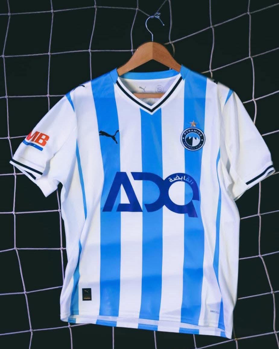 MickyJnr__'s tweet image. 🚨 𝗢𝗳𝗳𝗶𝗰𝗶𝗮𝗹: Pyramids FC have unveiled their new 2025/26 season jersey! 🔵⚪

What do you think? Rate it out of 10, guys! 👕✨

#AfricanFootball
#PyramidsFC
