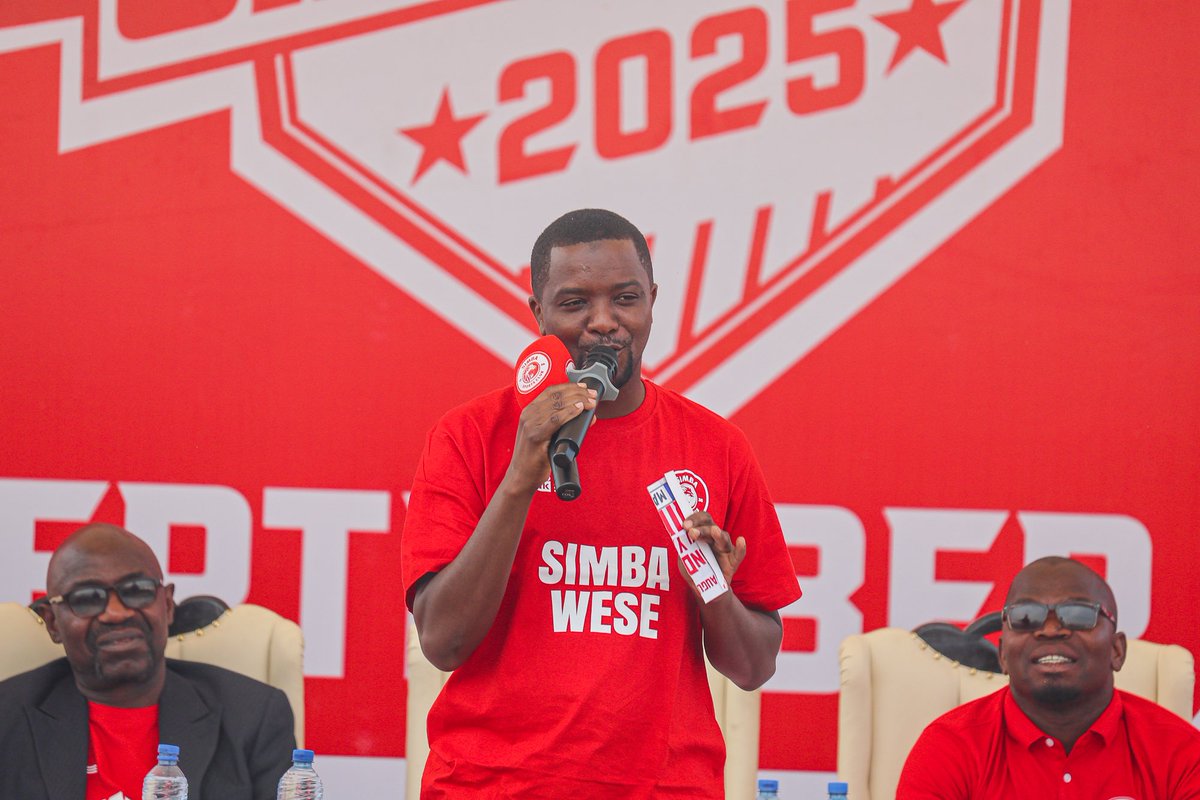 SimbaSCTanzania's tweet photo. "Mabeki wa kati ya uwanja hapo kuna hatari kwanza Chamou amebaki, Hamza bado yupo kufanya kazi zake za kistaarabu lakini tumemsajili mtu anaitwa The Rock. Acha nisimalize utamu, tukutane Simba Day."- Semaji Ahmed Ally. #SimbaWeek2025 #NguvuMoja https://t.co/8frbotH6Jn