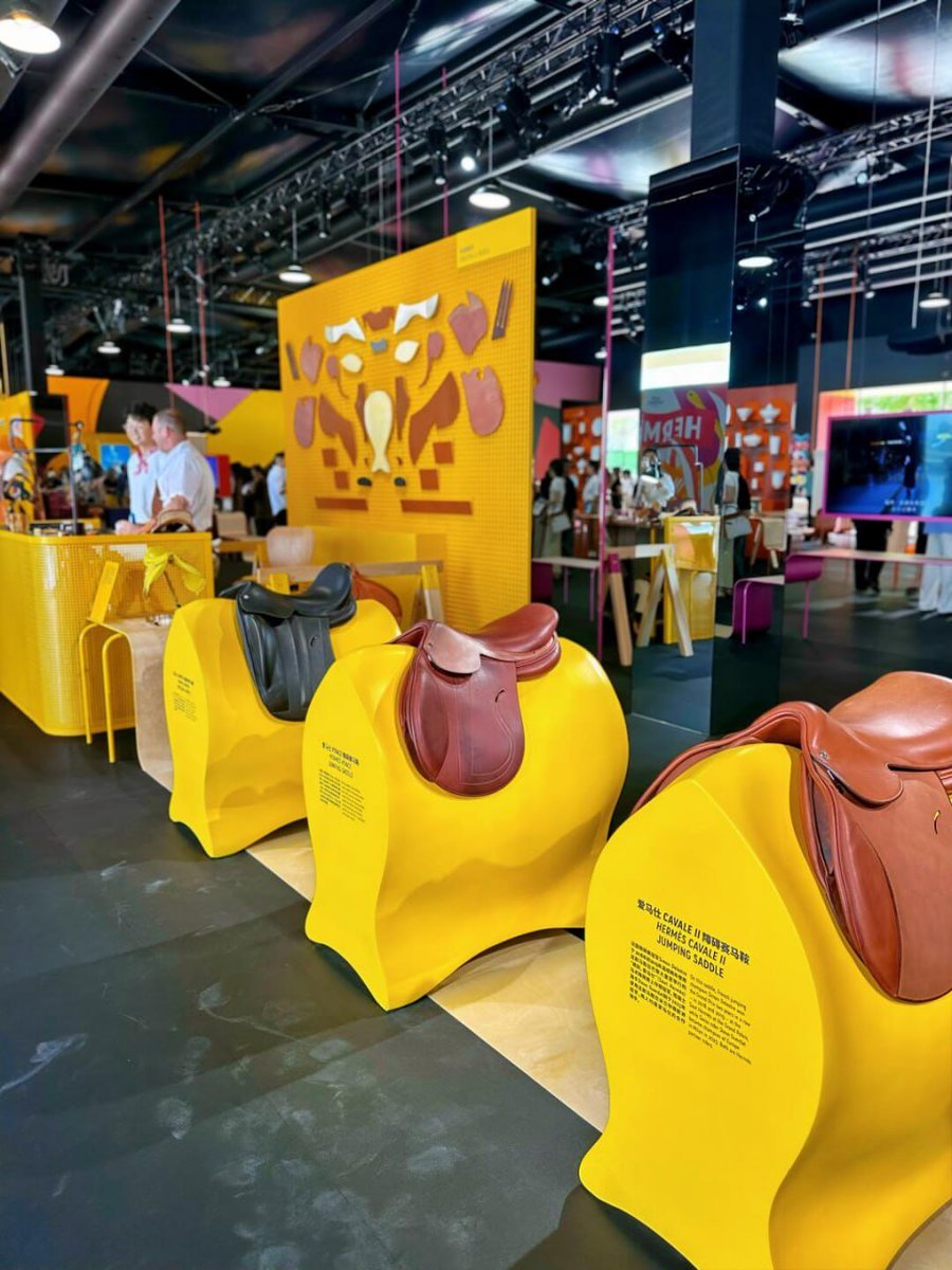 Alice198906155's tweet image. Vibrant exhibit with equestrian - inspired designs – a fusion of art and heritage 🐎📷 #EquestrianExhibit #ArtHeritage #VibrantDesigns #ExhibitVibes #CreativeSpace