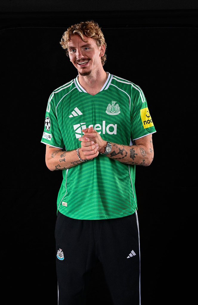 عملاق فعلاً وطولاً 😮 ١٩٨ سم