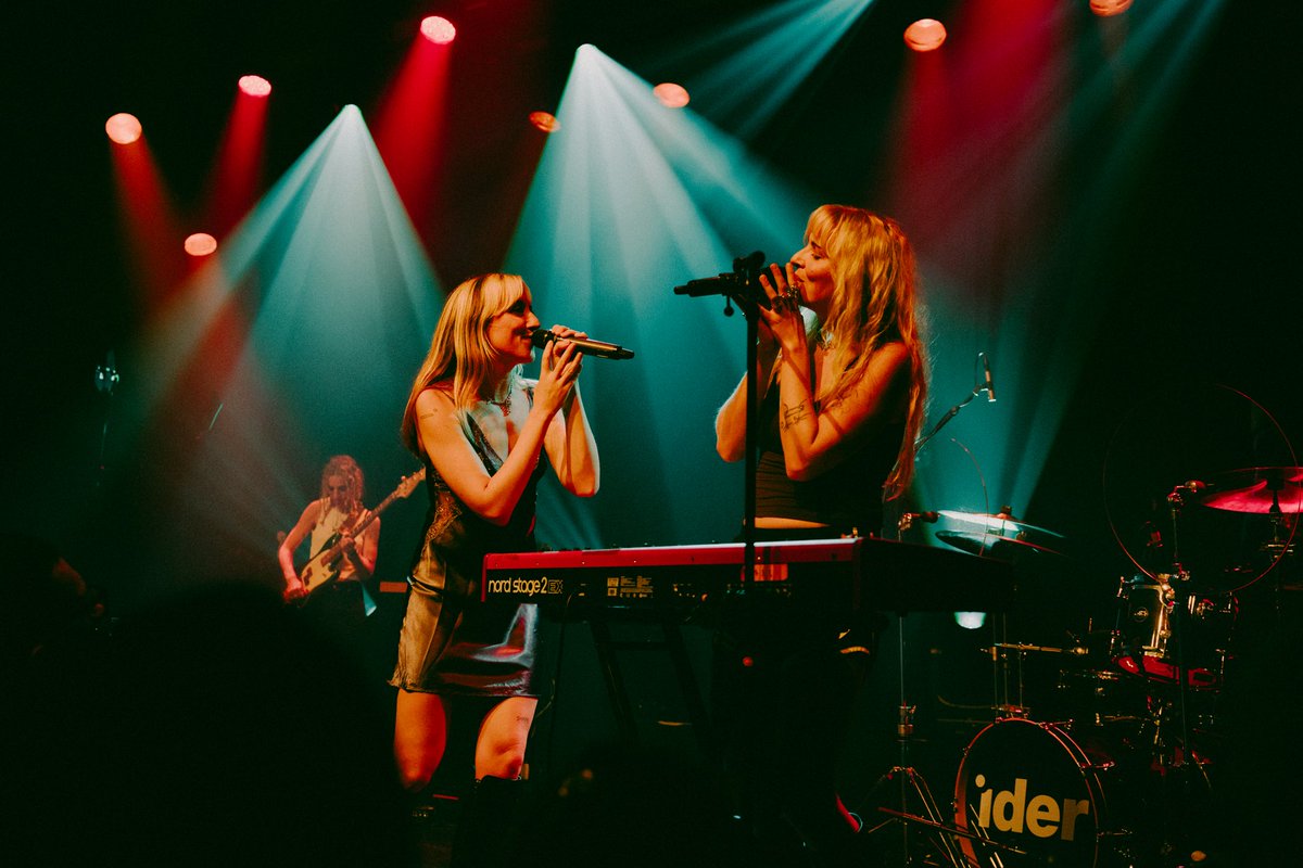weareider's tweet photo. Last shows of the summer 🤝 thanks the Netherlands for a great send off and for being such wonderful crowds. On our way home listening to the new sabrina and cmat records how lucky are we 💘 see you soooon xx

📸 @josinematogrphy https://t.co/YSAJG3fh3c