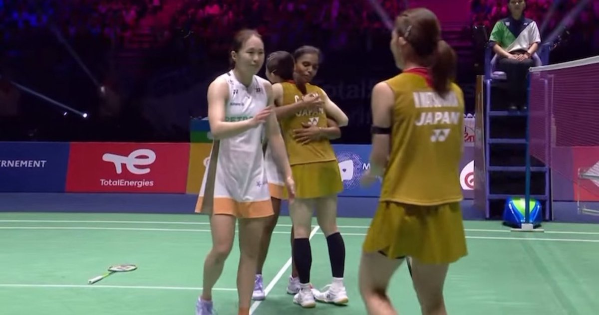 kroolnizam's tweet photo. During the Olympics, when NamiShida won, PearThin came to the court and hugged them to congratulate. Now NamiShida did the same to PearThin. A sportsmanship spirit like no other #friendship #BWC2025 #BWFWorldChampionships2025 https://t.co/N1FhG3H027