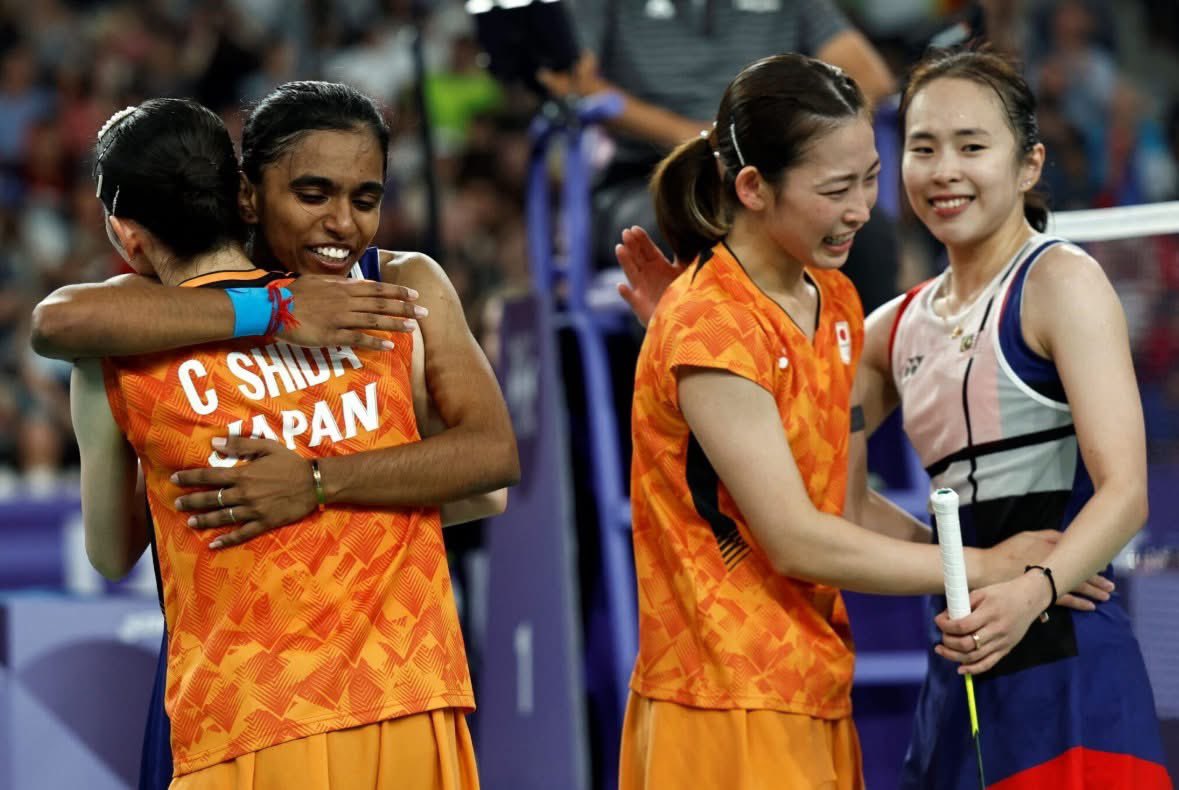 kroolnizam's tweet photo. During the Olympics, when NamiShida won, PearThin came to the court and hugged them to congratulate. Now NamiShida did the same to PearThin. A sportsmanship spirit like no other #friendship #BWC2025 #BWFWorldChampionships2025 https://t.co/N1FhG3H027