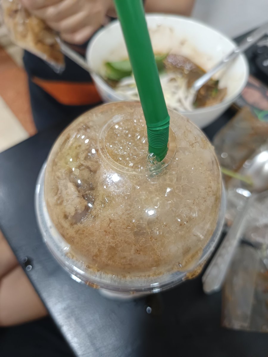 hungry_cold_'s tweet image. ใส่โค้กลงแก้วที่เคยใส่ชาเขียวนมละมันเป็นงี้