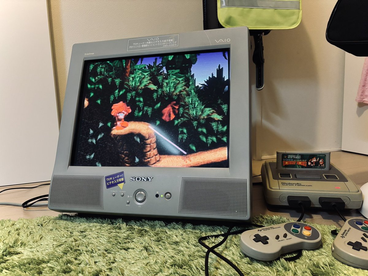 地元の駿河屋さんでブラウン管モニターが破格で売られていたので衝動買い→小1の息子の部屋に設置してスーファミ一緒にやったら、めちゃくちゃ懐かしい気持ちになった😅
「ブラウン管モニター×床にあぐらかいてゲーム」は頭の中にうっすら残っていた「楽しかった記憶」を思い出させてくれました🌱✨