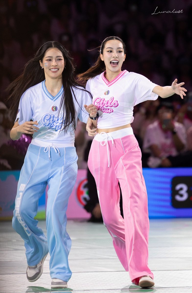 แล้วอยู่เฟรมเดียวกันแบบนี้ต้องมองคนไหนหรอคะแม่

ENJOY WITH PIGGIE PINK TEAM
#CH3GirlsCup2025
#EnjoyJune #เอนจอยจูน