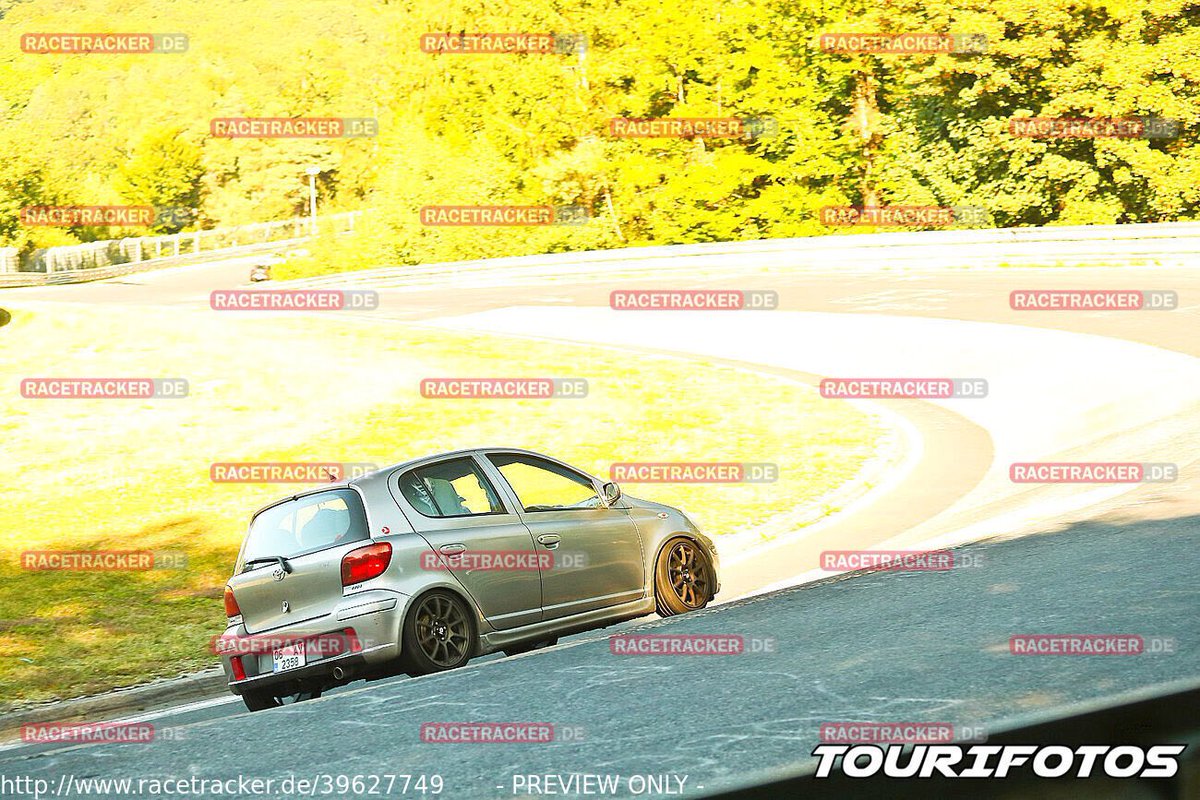 Herkese selamlar. 

Tek başıma İstanbul’dan Norveç’e, oradan Nürburgring’e sonrasında Balkanlar Turu ile 17 ülke, 12.000 km katedip vatana dönmüş durumdayım :)

Sorusu, merak ettiği, tavsiye isteği olan var ise buyurun efendim :)

(Arka tampon Yaris T-Sport ile değişti.)