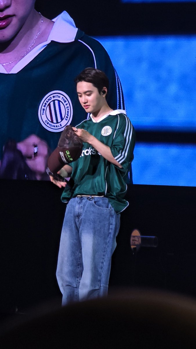 도경수 오늘 또 새로운 옷 입었네 이쁘자나🥹🫳🫳

#DOit_inMalaysia