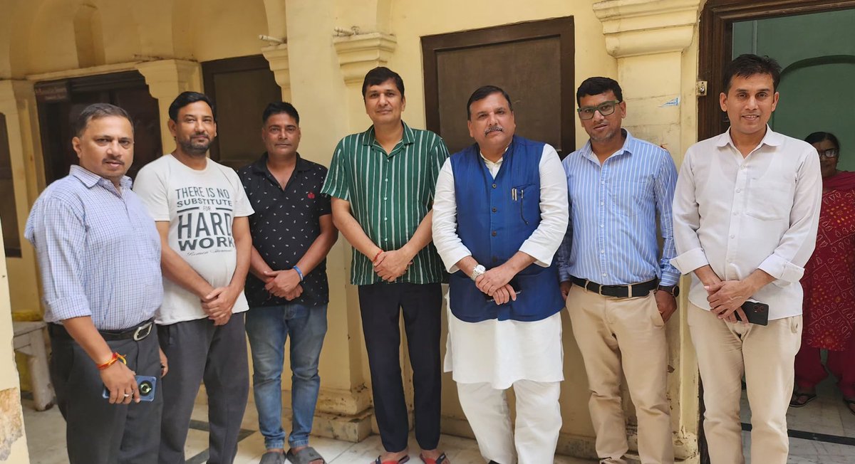 Sanjay Singh AAP (@sanjayazadsln) on Twitter photo डिफेंस कमेटी की मीटिंग के कारण दिल्ली के बाहर था।
ईमानदार बहादुर और बेबाक़ बोलने वाले भाई <a href="/Saurabh_MLAgk/">Saurabh Bharadwaj</a> जी से उनके घर पर आज मुलाक़ात की।
BJP की ED द्वारा फ़र्ज़ी बेबुनियाद झूठे केस बनाने और बंदर घुड़की देने के रोचक किस्से सौरभ से सुने।
मोदी जी आपके ED की पोल खुल चुकी है, ये डिफेंस कमेटी की मीटिंग के कारण दिल्ली के बाहर था।
ईमानदार बहादुर और बेबाक़ बोलने वाले भाई <a href="/Saurabh_MLAgk/">Saurabh Bharadwaj</a> जी से उनके घर पर आज मुलाक़ात की।
BJP की ED द्वारा फ़र्ज़ी बेबुनियाद झूठे केस बनाने और बंदर घुड़की देने के रोचक किस्से सौरभ से सुने।
मोदी जी आपके ED की पोल खुल चुकी है, ये