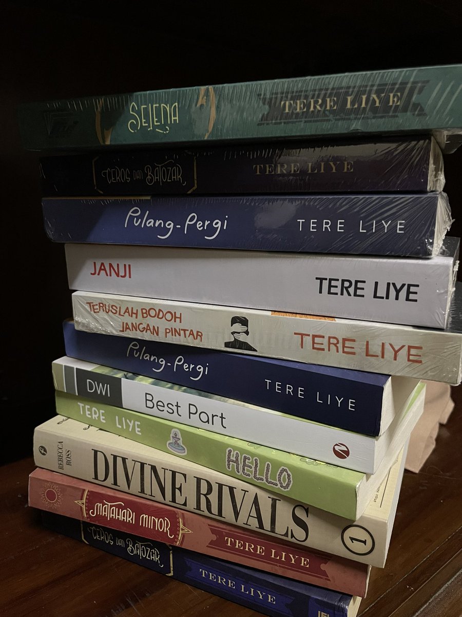 studyrutoshi's tweet image. wts selena, ceros, pulang-pergi, janji, teruslah bodoh jangan pintar, best part, hello, matahari minor tere liye, 5 di atas sealed yaa