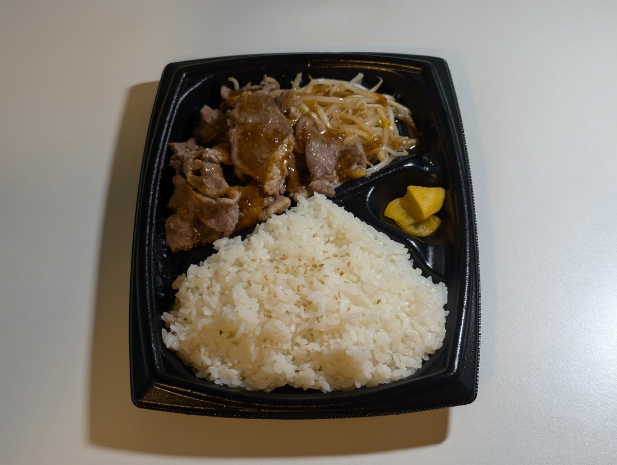 夕飯はセイコーマートのジンギスカン弁当
羊肉特有の臭いやクセがなく食べやすくて美味しい