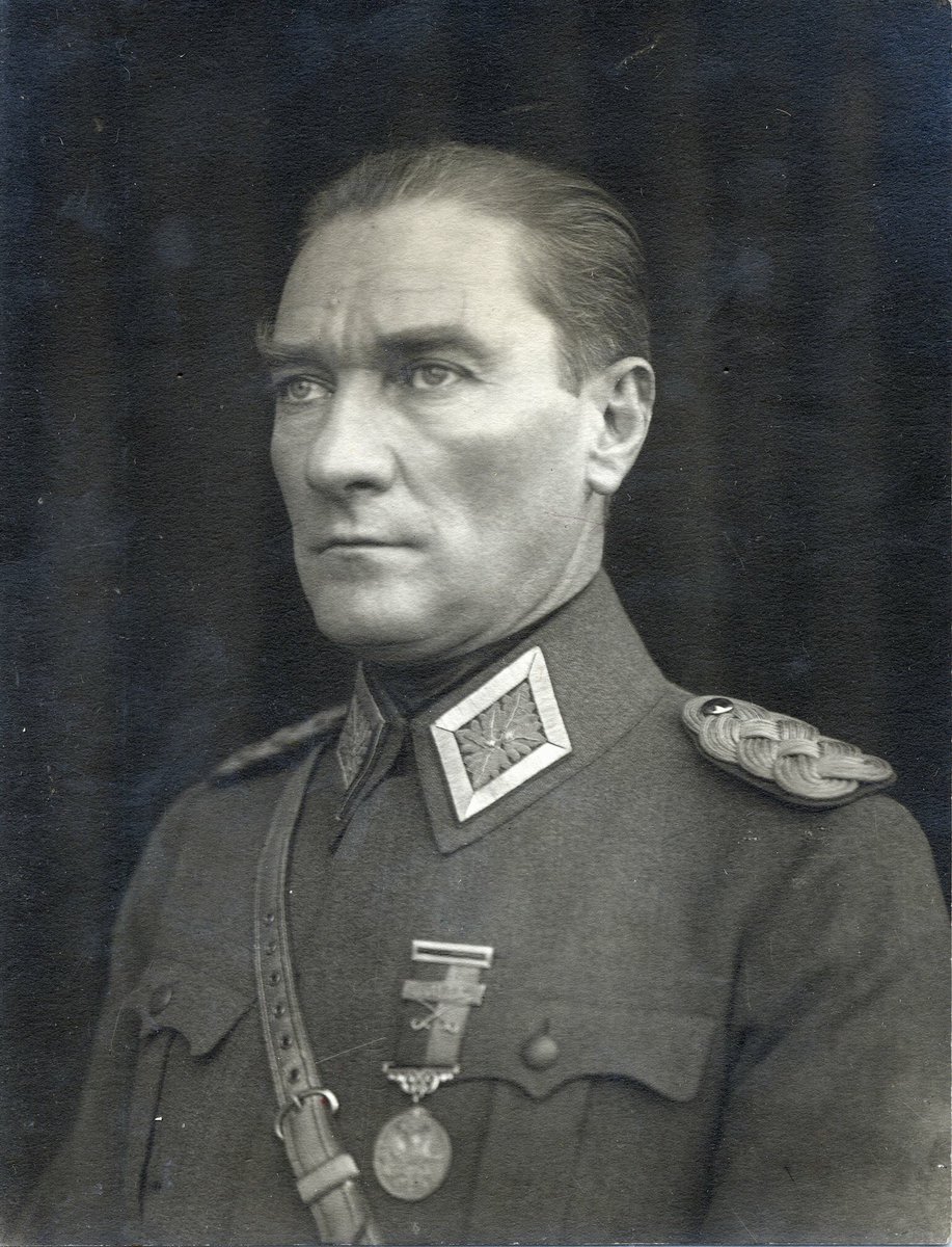 30 Ağustos, sadece bir zafer değil; umutların yeniden filizlendiği gündür.
Yorgun bir milletin, Mustafa Kemal Atatürk’ün inancıyla ayağa kalkıp “Bu topraklar bizimdir” dediği gündür.
Bugün bizlere düşen, o cesareti kalbimizde taşımak ve özgürlüğün değerini hiç unutmamaktır.🇹🇷🇹🇷🇹🇷