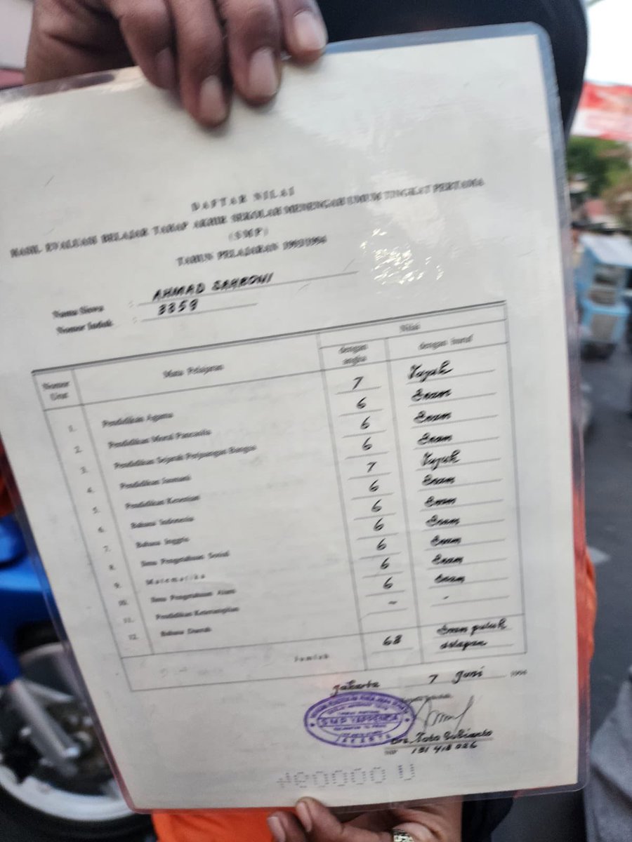 LE6IO's tweet photo. @barengwarga IJAZAH SAHRONI WKWKWKWWK 😭😭 https://t.co/L3ej76aCgs