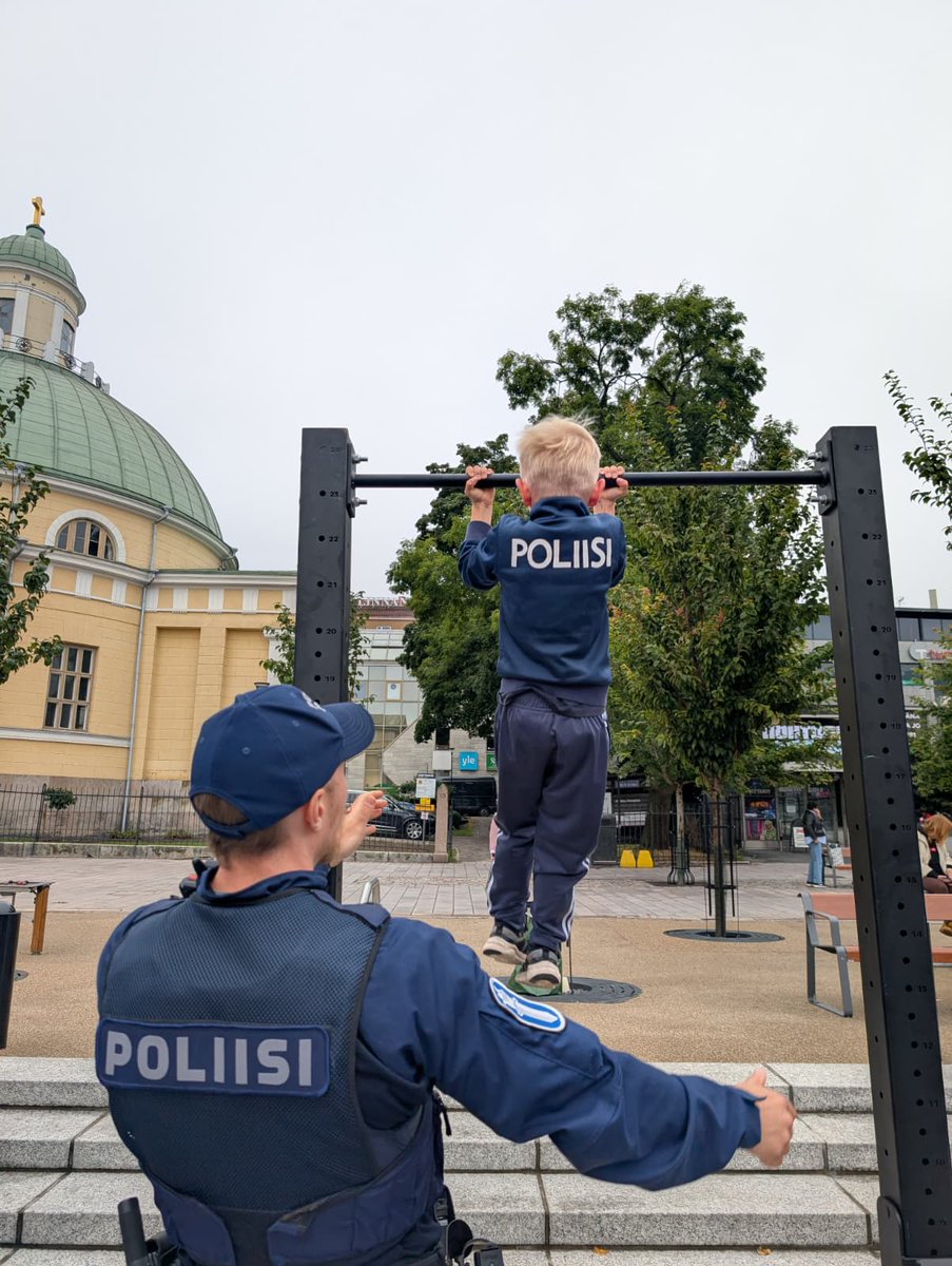 Hyvää poliisin päivää Turusta! Kuvassa mainio kohtaaminen <a href="/L_S_poliisi/">L-S poliisi</a> :lla. <a href="/SuomenPoliisi/">Suomen poliisi</a>
tekee joka päivä töitä lasten ja nuorten hyväksi. Samalla luomme perustaa sille, että ammattista kannattaa haaveilla ja siihen myös hakeutua. Kuva:Poliisi, Turku Kauppatori
#poliisi