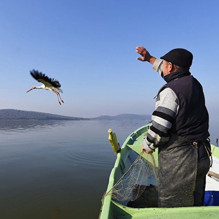 Ve Yaren yola çıktı.
Martta gelişini saat saat beklediğimiz Yaren’imiz dünden beri ortalıkta gözükmüyor. Bu yıl eylülü beklemeden gitti. Adem Amca dünden beri belki gelir diye beklemiş ama bugün de hiç gözükmeyince gittiklerinden emin olduk. Yolları açık olsun💚