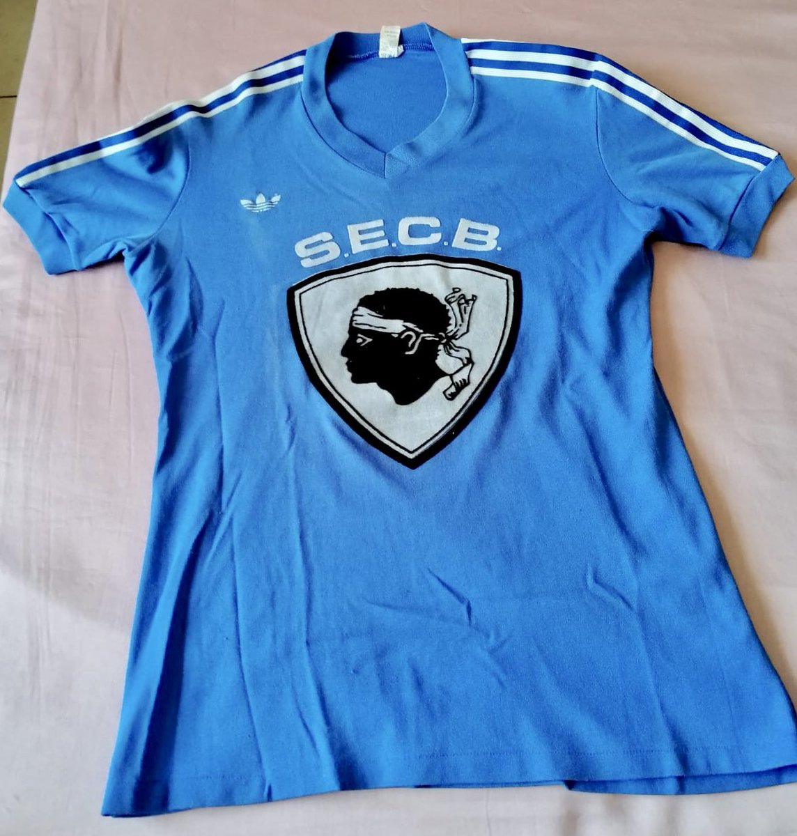 💙🤍 Bastia, toujours dans le cœur.

Un club, une histoire.
J’y suis né. Mon grand-père, abonné en Sud dans les années 70 &amp; 80, m’a transmis ce maillot… L’émotion reste intacte.

Forza <a href="/SCBastia/">SC Bastia</a> !