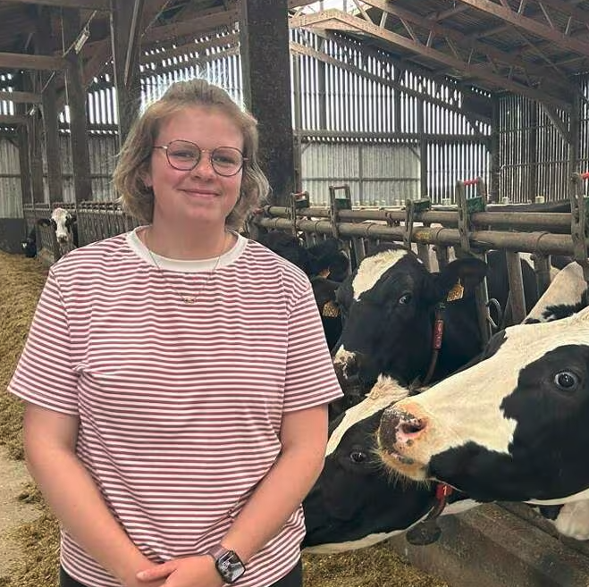 🇫🇷 Camille, une auto-entrepreneuse de 21 ans, propose aux agriculteurs épuisés ou souffrants de les remplacer pour qu'ils puissent partir en vacances ! Depuis son lancement, la jeune femme reçoit énormément de demandes de toute la France, avec même des appels pour 2027 !