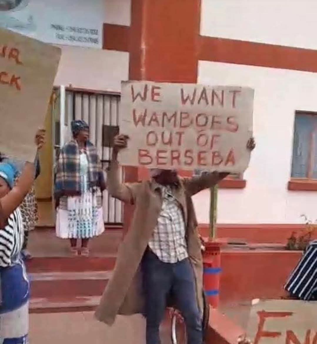 MekondjoKondja's tweet image. These people don't know what a Wambo is. That's a tough hard-core survivalist. Even if you start killing them, "tashi tu li nashi tu mane po". Wambos are literally grass, bru. We're talking about people who can work for 6 months without pay and they still work?? 😭