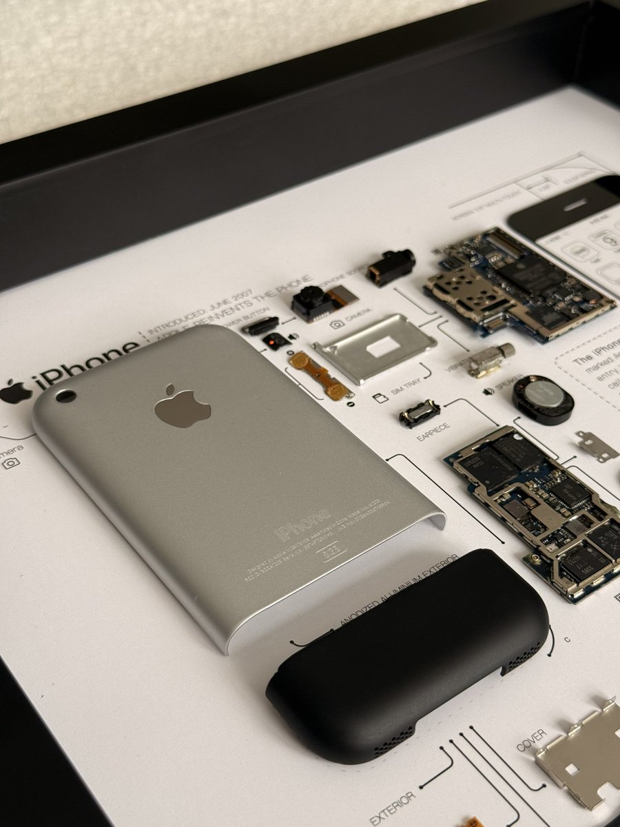 very cool <a href="/MacRumors/">MacRumors.com</a> edition original iPhone frame from <a href="/GridStudiocc/">Grid Studio</a>