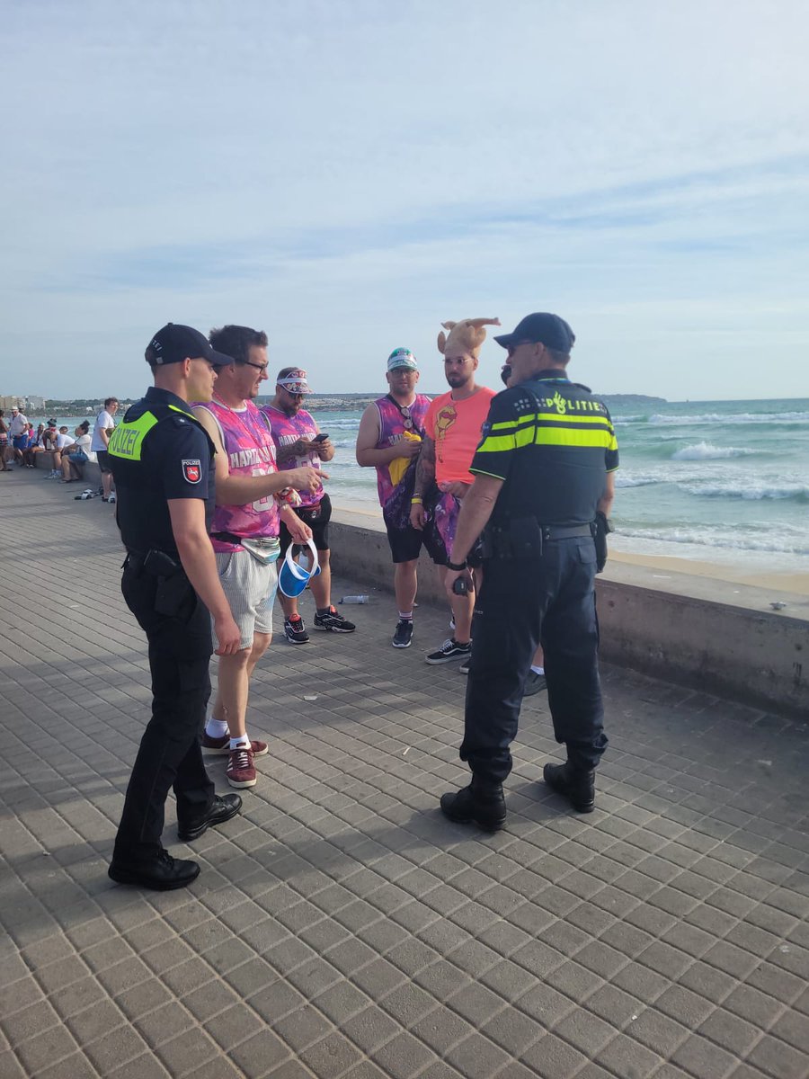 policia's tweet image. Puede que si estás en #Palma de vacaciones nos veas patrullar acompañados

Son nuestros colegas de la @politie de #PaísesBajos y de la policia de #Alemania que nos acompañan para brindar una mejor atención a los turistas 

Dentro del proyecto #ComisaríasEuropeas 

🇪🇸🤝🏻🇳🇱🤝🏻🇩🇪