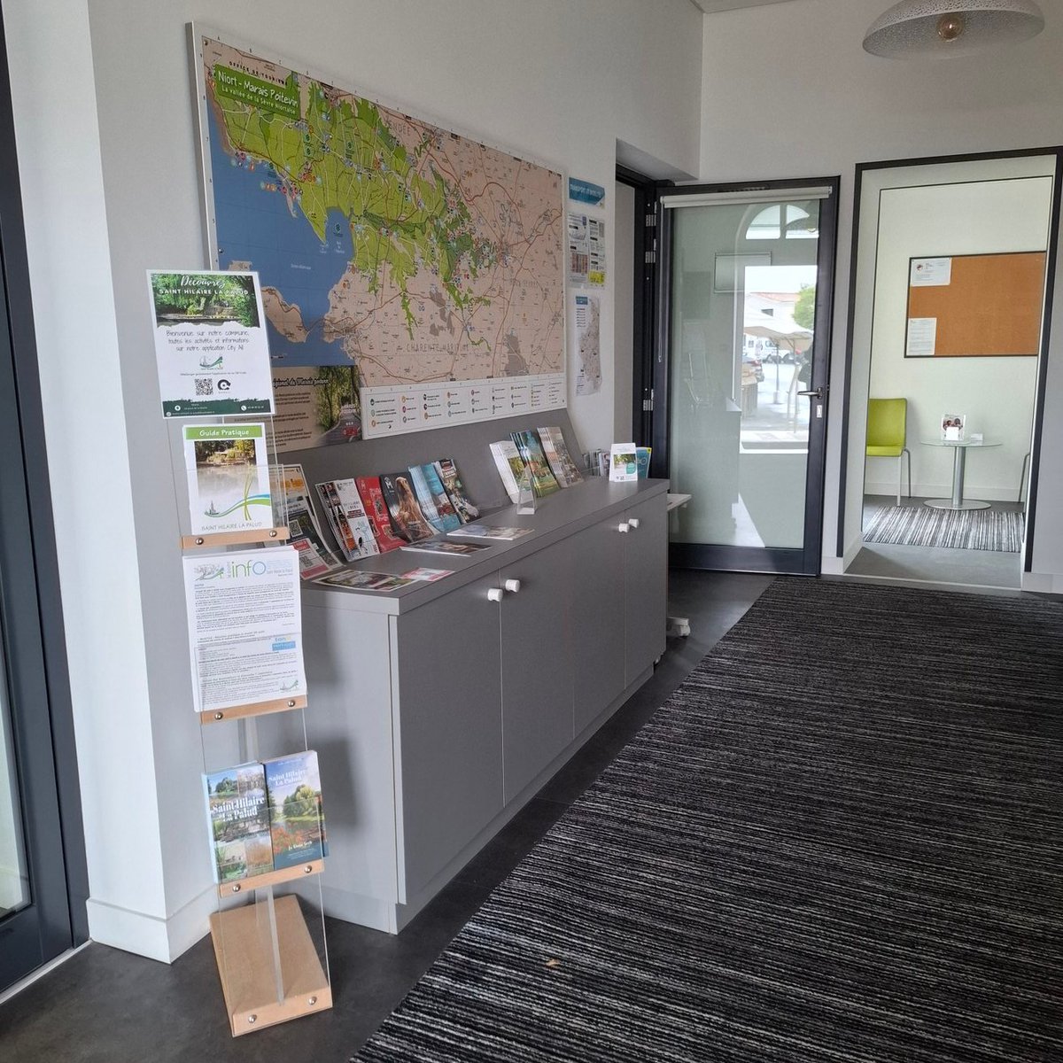 La mairie de Saint- Hilaire la Palud, capitale du #maraissauvage, a été  inaugurée ce matin. On vous présente ici le coin info #tourisme. 📷 abodet