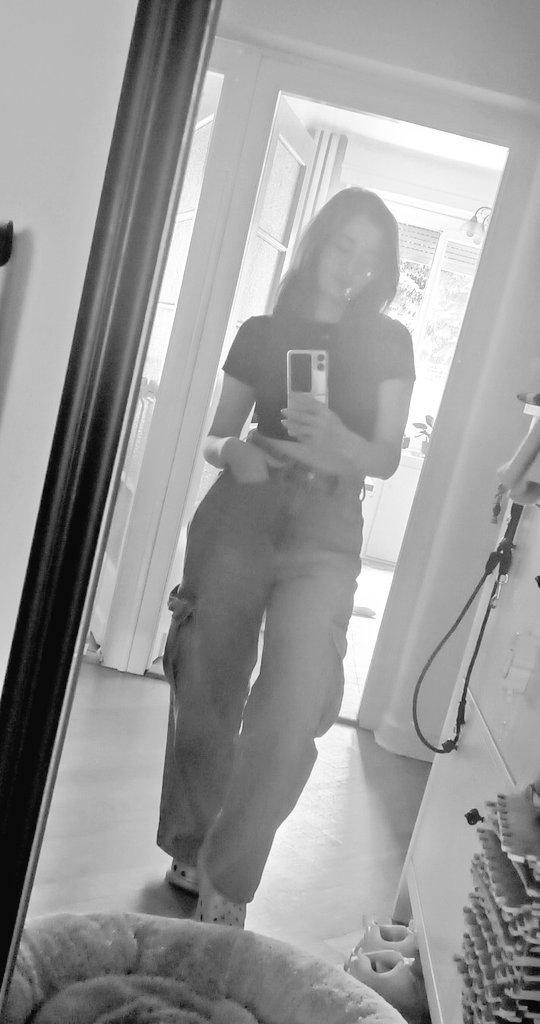 C'est moi qui met le nouvel album de #sabrinacarpenter à fond pour faire le ménage ! 

Et vous c'est quoi votre album en boucle pour faire respirer votre intérieur ? (Et procrastiner en vous imaginant dans un clip vidéo ?)