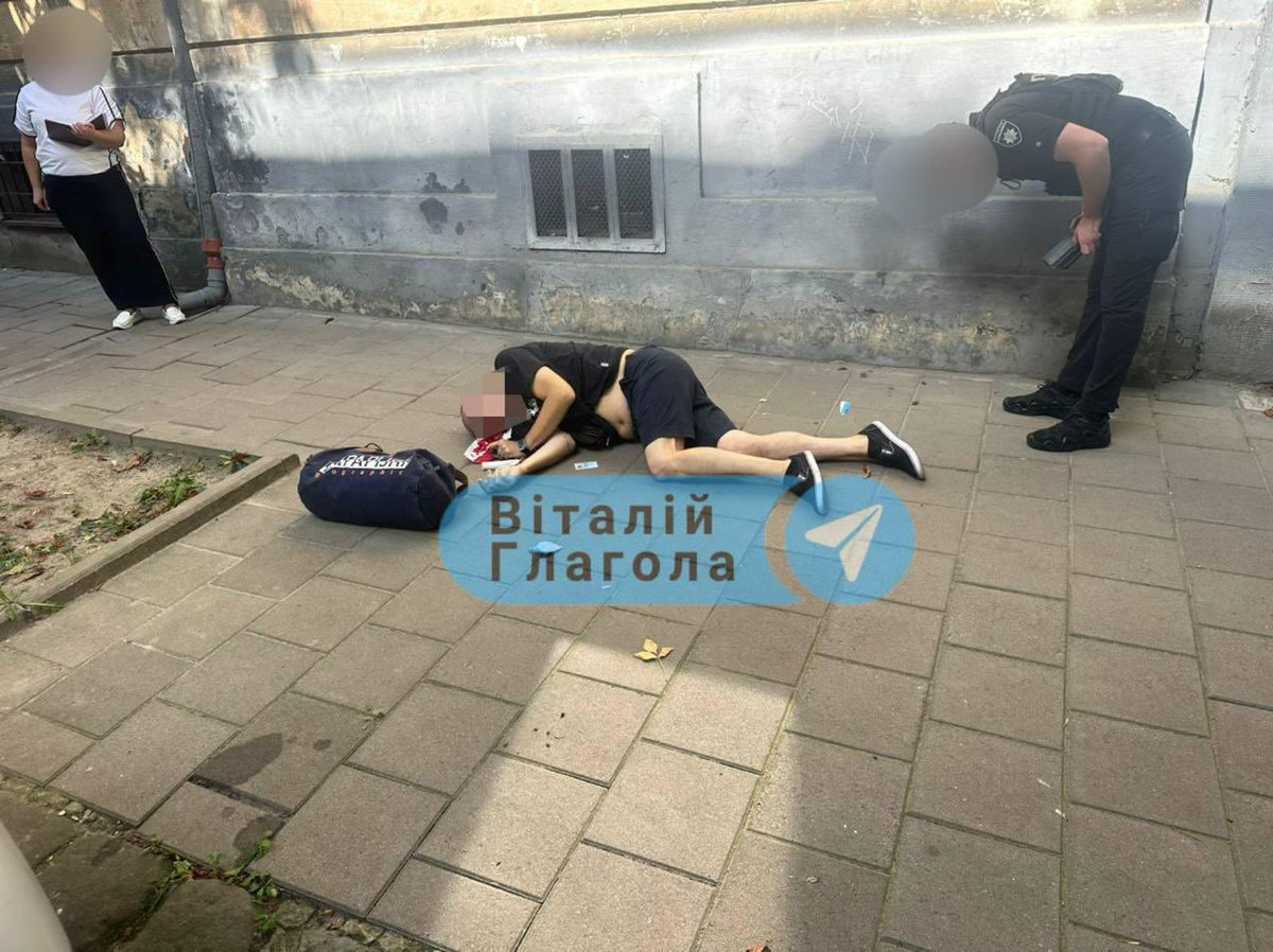 AdrienNonjon's tweet image. 11/ Rien est encore dit et le tueur coure toujours mais 3 hypothèses :
: la main de Moscou, l’hostilité de l’extrême droite radicale accélèrationniste manipulée par cette dernière , ou les rivalités internes du champ politique ukrainien dont recomposition est à venir