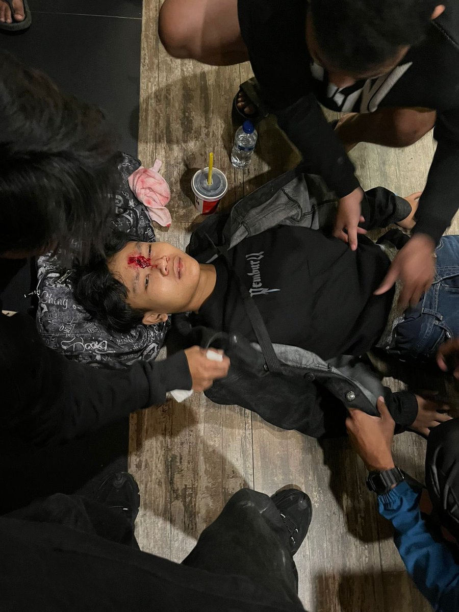 “kenapa ya kami harus jadi target amarah kalian?”

Target amarah polisi :