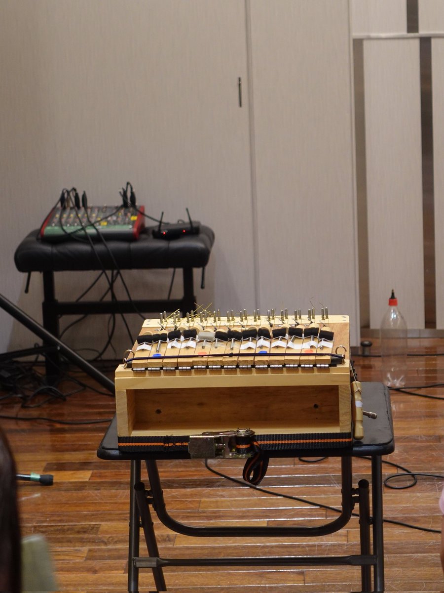 （続き）kajii創さんによって創作された180以上のオリジナル楽器から、今日は塩ビ管のトロンボーンをはじめ、アラビアンな音色を奏でる引き出しピアノなどが披露されました。サイン会では創さん、編集の河西さんにもご挨拶が叶い嬉しかったです！ありがとうございました✨詳細はまた次回の放送で❣️