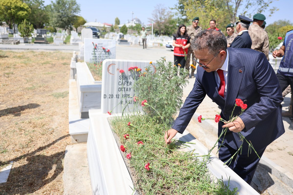 igdirvaliligi's tweet image. "Ey şehit oğlu şehit, isteme benden makber,
Sana ağuşunu açmış duruyor Peygamber."🇹🇷

Valimiz Ercan Turan, #30Ağustos Zafer Bayramı münasebetiyle il protokolü, şehit aileleri ve gaziler ile birlikte Şehit kabirlerini ziyaret ederek, Şehitlerimizi dualarla yâd etti.

Aziz