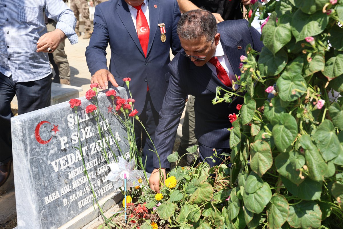 igdirvaliligi's tweet image. "Ey şehit oğlu şehit, isteme benden makber,
Sana ağuşunu açmış duruyor Peygamber."🇹🇷

Valimiz Ercan Turan, #30Ağustos Zafer Bayramı münasebetiyle il protokolü, şehit aileleri ve gaziler ile birlikte Şehit kabirlerini ziyaret ederek, Şehitlerimizi dualarla yâd etti.

Aziz