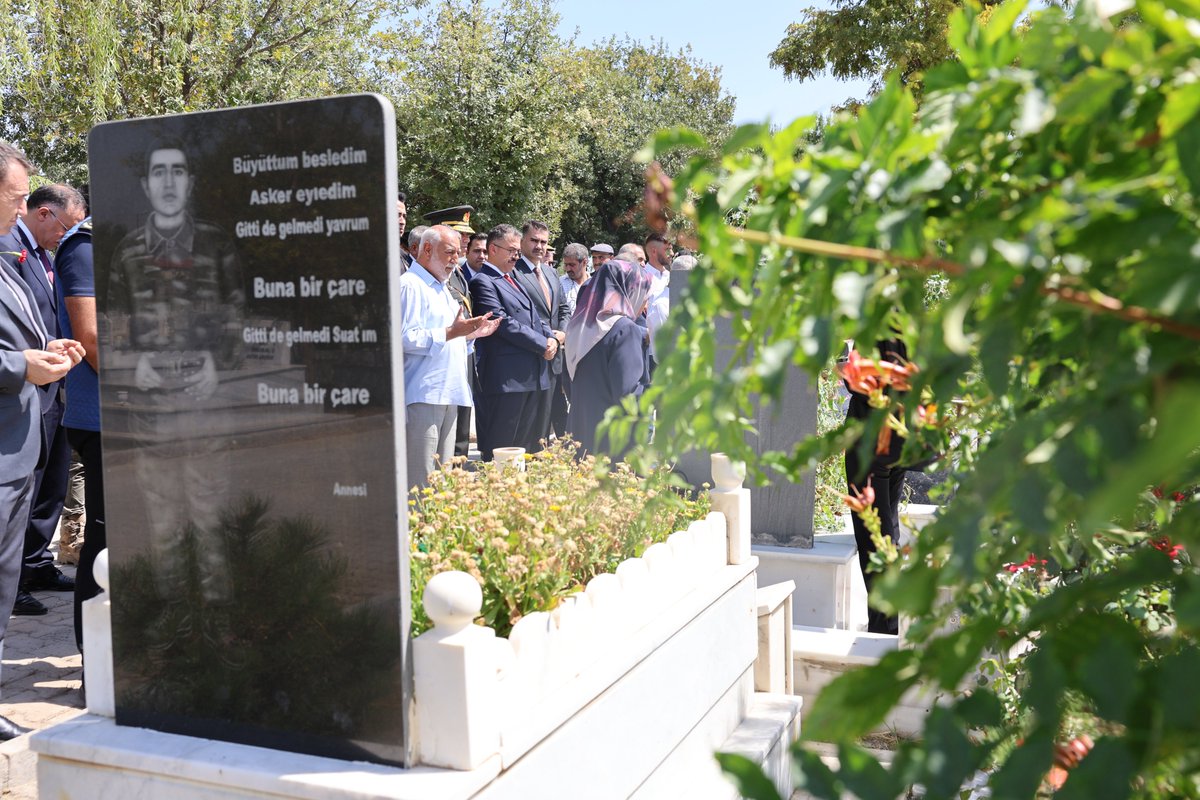 igdirvaliligi's tweet image. "Ey şehit oğlu şehit, isteme benden makber,
Sana ağuşunu açmış duruyor Peygamber."🇹🇷

Valimiz Ercan Turan, #30Ağustos Zafer Bayramı münasebetiyle il protokolü, şehit aileleri ve gaziler ile birlikte Şehit kabirlerini ziyaret ederek, Şehitlerimizi dualarla yâd etti.

Aziz