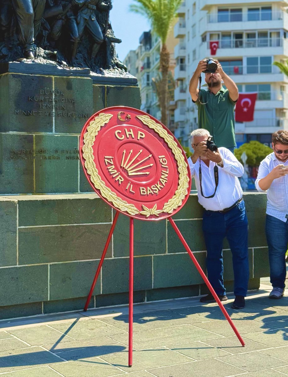 30 Ağustos Zafer Bayramı dolayısıyla Cumhuriyet Meydanı’nda Cumhuriyet Halk Partisi İzmir İl Başkanlığımız tarafından düzenlenen çelenk koyma törenine katıldık.

Gazi Mustafa Kemal Atatürk başta olmak üzere, bu büyük zaferi bizlere armağan eden tüm kahramanlarımızı minnet ve